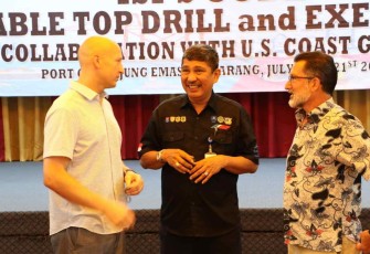 Capt Ramadhan (tengah) berbincang dengan peserta Workshop ISPS Code di Semarang