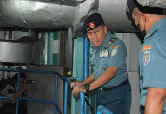Pangkolinlamil saat inspeksi KRI Teluk Lampung-540