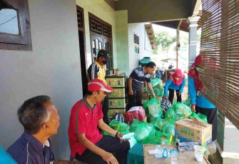 Siswa siswi SMAN 2 Pati peduli korban banjir dengan mengirimkan bantuan 