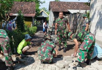 Pasang paving di desa binaan jalan dusun pojok