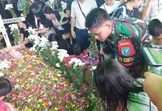 Bantu proses pemakaman warga perbatasan 