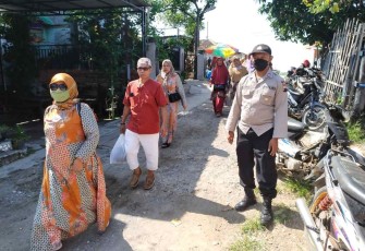 Anggota Polsek Sayung saat berikan rasa aman pengunjung pantai Morosari 