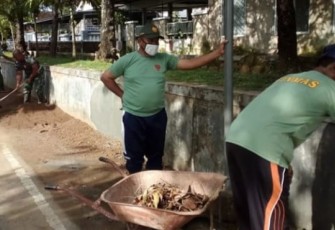Gotong-royong bersihkan jalan bersama Linmas