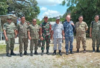 Satgas Yonif 645/Gty foto bersama Siswa Staff Defense College Malaysia di perbatasan 