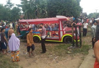 Satlantas Polres Serang saat evakuasi odong-odong 