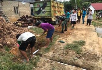 Karya bakti bersama masyarakat membuat saluran pipa air