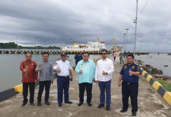 Ilustrasi foto bersama di pelabuhan Tilamuta Sulawesi Tengah 