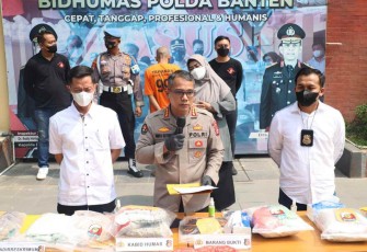 Kabid Humas Polda Banten saat memberikan keterangan pers pengungkapan kasus penemuan mayat di TPS