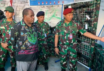 Bupati Sorong saat menerima penjelasan alutsista prajurit Koarmada III dalam pameran pembangunan 2022