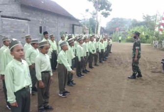 Latihan peraturan baris berbaris di MI Jatisalam