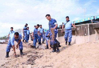 Baksos pembersihan sampah di pinggir pantai Amal Kota Tarakan