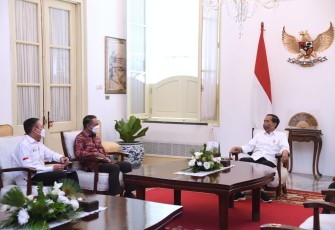 Presiden Joko Widodo saat menerima Kemenpora dan Ketum PSSI di istana negara