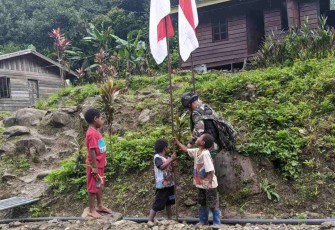 Sambut HUT RI warga Tembagapura kibarkan bendera Merah Putih