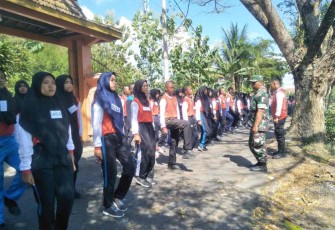 Sertu Sudarlan saat melatih paskibra kecamatan Kalidawir