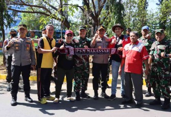 Pelepasan suporter PSMS dan Persija di Makassar