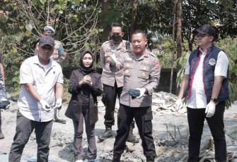 Kapolresta Bandung Kombes Kusworo Wibowo saat memberikan keterangan pers dumping limbah