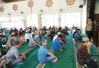 Pangdam  XIV saat memberikan tausiah di Masjid Haji Fajar Rahmah