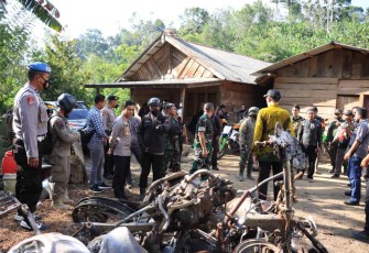 Polisi mengamankan TKP aksi teror di dusun Baban Timur Kabupaten Jember