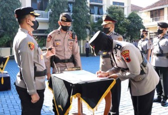 Kapolres Banjarnegara AKBP Hendro Yulianto saat pimpin sertijab Kabag SDM Kompol Nur'aini Rosyidah