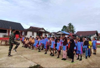 Melatih kedisiplinan sejak dini siswa SD 1 Lanjak di perbatasan 