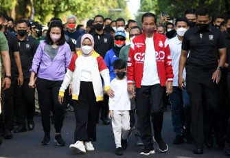 Presiden Jokowi bersama keluarga saat olahraga di CFD Solo
