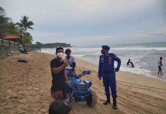 Humanis dan edukatif himbauan personel Ditpolairud Polda Banten saat menyambangi pengunjung panti