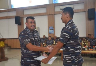 Kadispotmaral Laksamana Pertama TNI DR. Suradi saat menutup pelatihan Babinpotmar di Lantamal V Surabaya