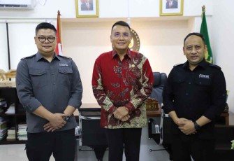 Swafoto Ketua Kejaksaan RI (tengah) usai podcast di pusat penerangan Kejagung Jakarta 