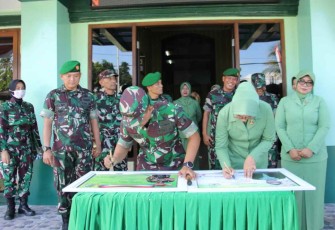 Danrem 081/DSJ Kolonel Inf Deni Rejeki dan ibu saat menulis buku tamu di Kodim 0803/Madiun