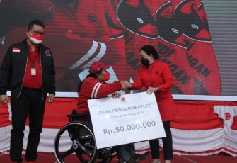 Puan Maharani saat memberikan hadiah atlet Asean Para Games