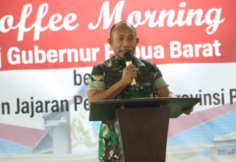 Pangdam Kasuari Mayjen TNI Gabriel Lema saat mberikan sambutan dalam coffee morning