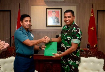 Kasdam IX Udayana Brigjen TNI Harfendi saat menerima berita acara serah terima BAST Rusun 
