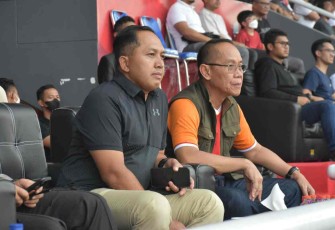 Kasrem 091/ASN (kaos hitam) saat menyaksikan pertandingan Borneo FC melawan Persib Bandung