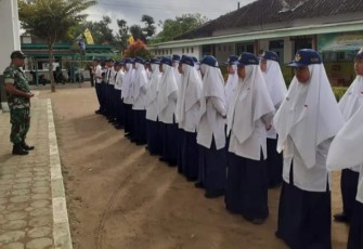 Sertu Abdul Rahman saat memberikan latihan PBB siswa SMPN Ar Rahman 