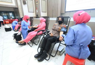 Pelaksanaan donor darah Polwan Polda Jatim di Surabaya 