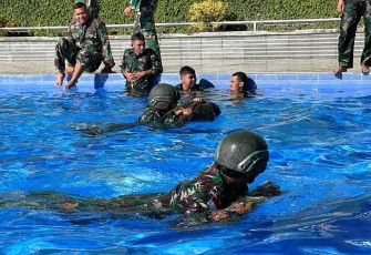 Prajurit lanud Maimun Saleh saat latihan renang militer
