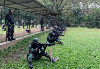 Latihan menembak dengan posisi duduk menggunakan senapan Laras panjang