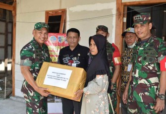 Irdam IV/Diponegoro Brigjen TNI Mirza Agus saat memberi bantuan sembako warga
