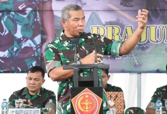 Kasum TNI Letjen TNI Eko Margiyono saat memberikan arahan di Yonif 511/DY