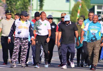 Pangdam Kasuari Mayjen TNI Gabriel Lema saat jalan sehat bersama tokoh adat dan masyarakat Papua di Makodam 