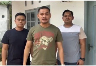 Kasatres Narkoba Polres Metro Jakbar AKBP Akmal bersama anggotanya saat mengamankan ratusan ribu pil Ekstasi di Pekanbaru 