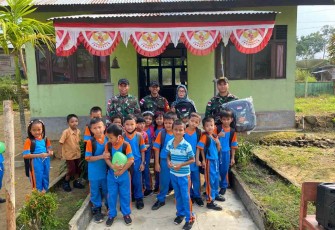 Sargal tas sekolah satgas yonif 645/Gty di SDN 03 Aruk