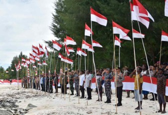 77 Bendera Merah Putih Berkibar di Pulau Fani