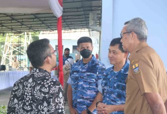 Aspers Kasau Marsda TNI Elianto Susetio saat menerima penjelasan bakti sosial di lanud Sugiri Sukani