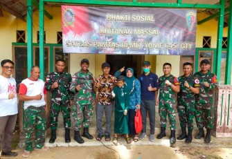 Swafoto saat khitanan massal satgas yonif 645/Gty di perbatasan 