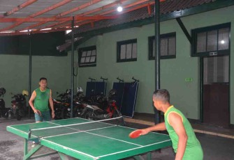 Danrem 073/Mkt tenis meja bersama prajurit Korem