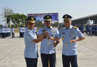 Pangkoopsud II Marsekal Muda TNI Widyargo Ikoputra foto bersama usai sertijab Danlanud Iswahjudi 