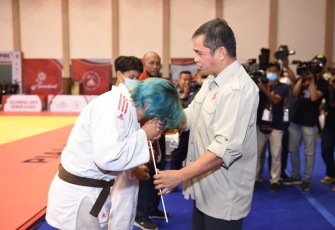 Pangkostrad saat memberikan medali juara Kejurnas Judo Senior dan Kata Piala Menpora 2022