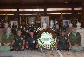 Rombongan Danrem 073/Mkt  Ziarah Ke Makam Soeharto
