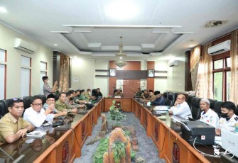Dandim 1001/HSU-BLG Letkol Inf Dhuwi Hendradjaja saat menghadiri rapat di kantor pemda Kabupaten HSU